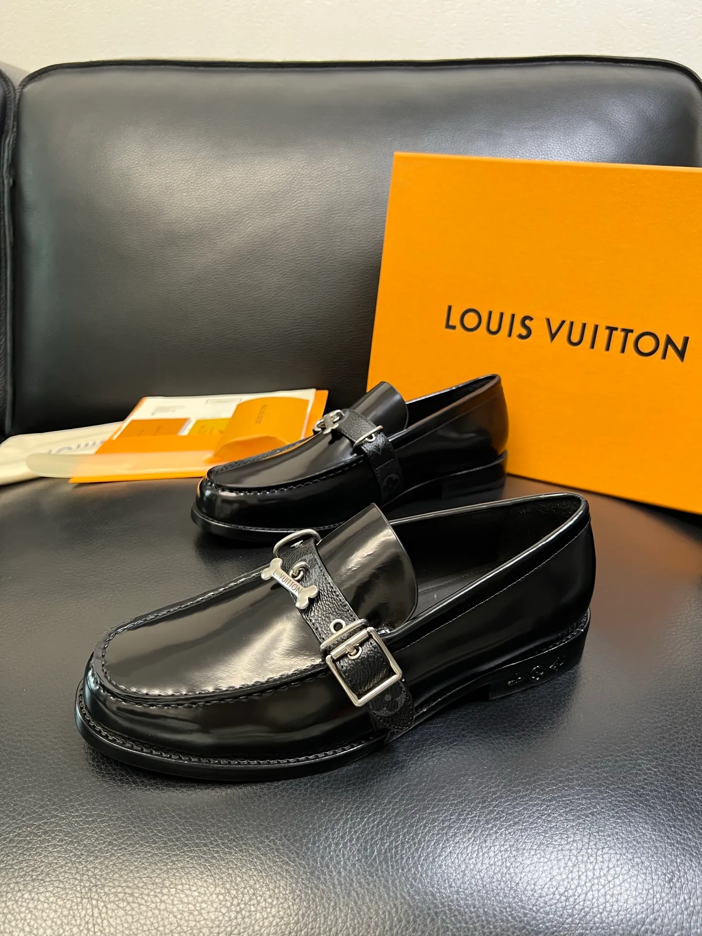 Men's shoes 💰920 Lv high quality top crafts Louis Vuitton leather shoes counter synchronized with original factory configuration, uppers imported from Italy, imported water-dyed cowhide lining, soles: original genuine leather soles specially provided by the original factory, original factory and single goods, welcome to compare, code number 39-44 (customized 38 45 46)